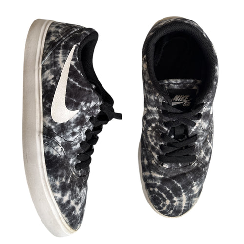 Sneakers, 5 youth // Nike